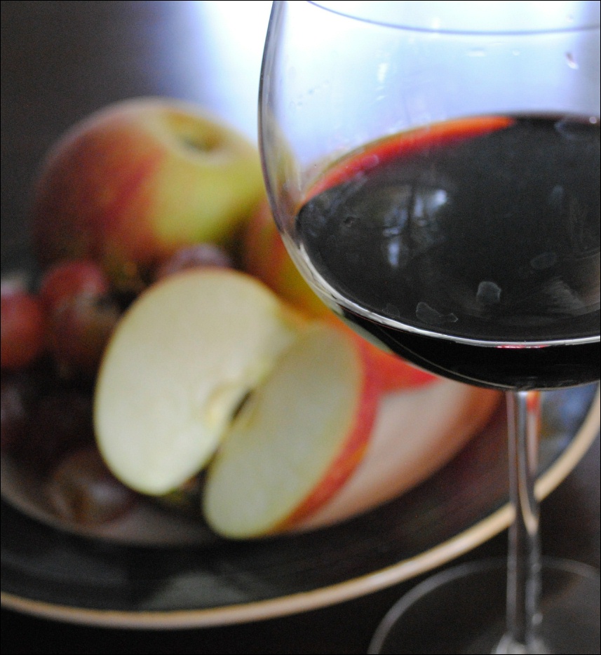 glass or red wine with fruitplate